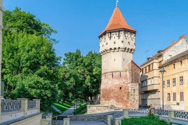 Una vista al centro histórico de Sibiu, cerca de la calle Cetatii — Foto de Stock