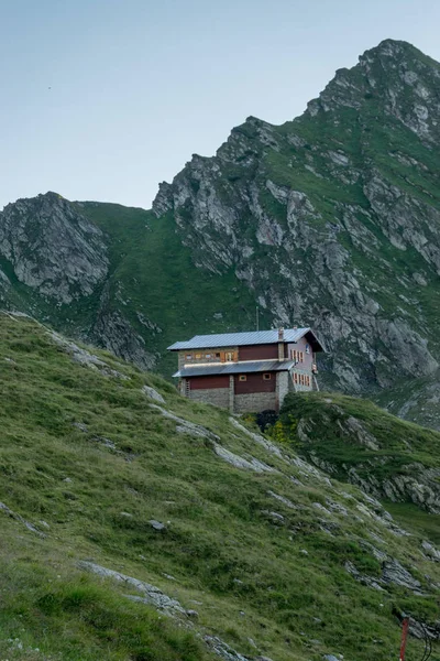 Transfagarasan dağlar ve onlara yakın bir kabin