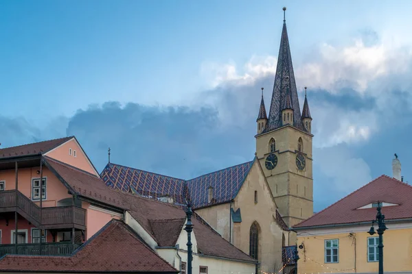 Vista sulla Cattedrale luterana dal centro storico di Sibiu — Foto Stock