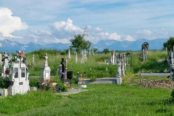 トランシルヴァニア地方、ルーマニア - 2017 年 6 月 10 日: 緑豊かなエリアと山岳地帯の墓地 — ストック写真