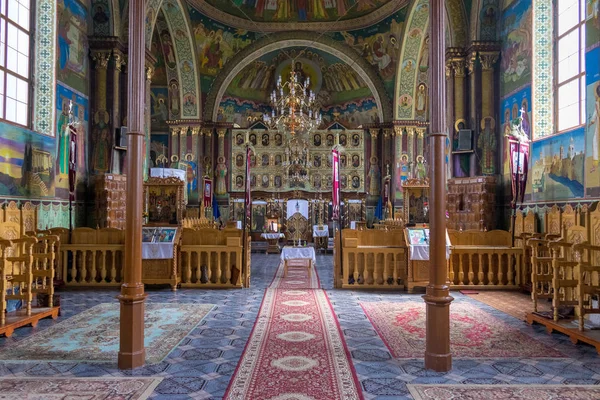 REGIÃO TRANSILVÂNIA, ROMÉNIA - JULHO 2, 2017: Um interior de uma igreja ortodoxa — Fotografia de Stock