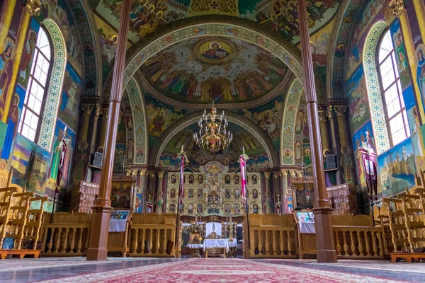 REGIÃO TRANSILVÂNIA, ROMÉNIA - JULHO 2, 2017: Um interior de uma igreja ortodoxa, com murais — Fotografia de Stock