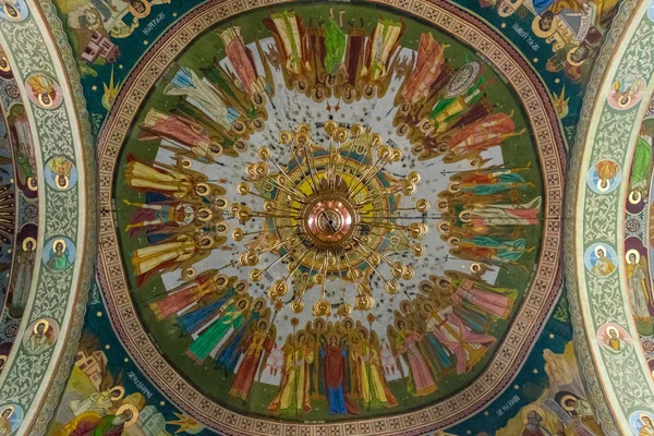 REGIÃO TRANSILVÂNIA, ROMÉNIA - JULHO 2, 2017: Um interior de uma igreja ortodoxa, com murais . — Fotografia de Stock