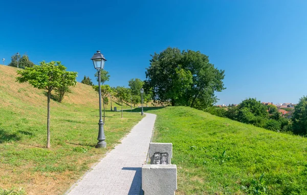 Hermoso parque en un día soleado dentro de la ciudadela de Alba-Iulia, Rumania —  Fotos de Stock