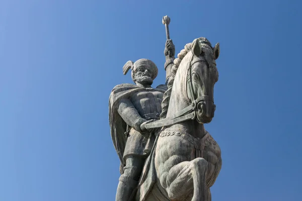 罗马尼亚阿尔巴·尤利亚的阿尔巴·卡罗来纳城堡内的米哈伊·维泰亚祖尔雕像 — 图库照片