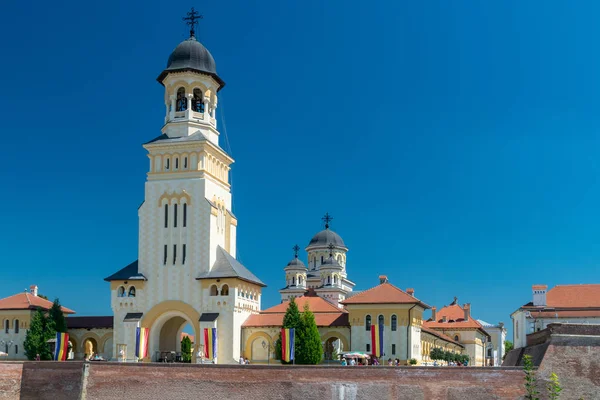 Cattedrale della Riunificazione in una giornata di sole estivo ad Alba Iulia, Romania — Foto Stock