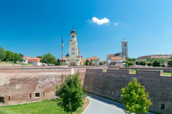 Vista a la Ciudadela de Alba-Carolina en un día soleado de verano en Alba Iulia, Rumania — Foto de Stock