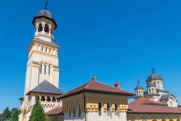 Cattedrale della Riunificazione in una giornata di sole estivo ad Alba Iulia, Romania . — Foto Stock