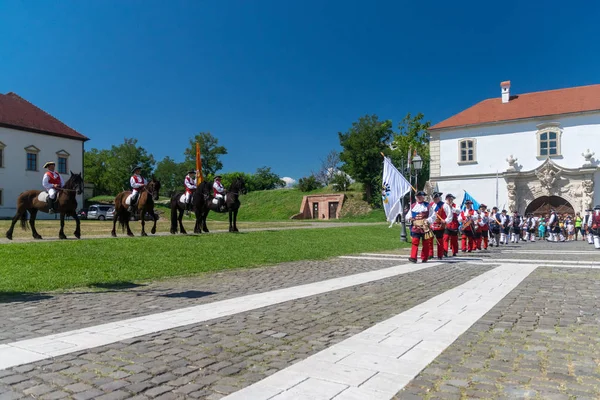 ALBA IULIA, ROMANIA - 11 AUGUST 2018: Changing of the Guard ceremony at the Citadel Alba-Carolina in Alba Iulia, Romania — Stock Photo, Image