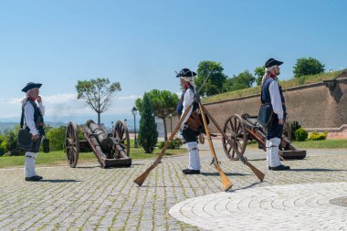 Alba Iulia, Romanya - 11 Ağustos 2018: Guard töreni Kalesi Alba-Carolina Alba Iulia, Romanya'da değiştirme