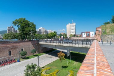Alba Iulia, Romanya - 11 Ağustos 2018: Köprü önde gelen Kalesi Alba-Carolina Alba Iulia, Romanya.
