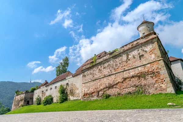 Fortezza Brasov in una soleggiata giornata estiva a Brasov, Romania — Foto Stock