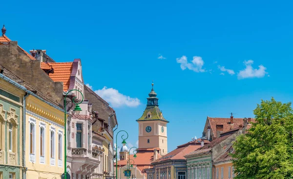 Hermosa calle en un día de verano en Brasov, Rumania — Foto de Stock