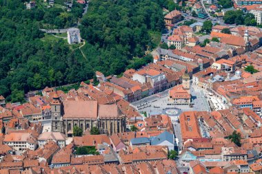 Yukarıdan izlendi Brasov Konseyi House, siyah Kilisesi ve Beyaz Kule, tarihi merkez