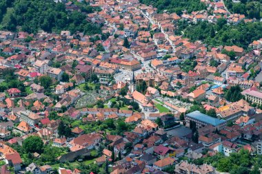 Brasov yerleşim bölgesinde kilise ve bir mezarlık ile
