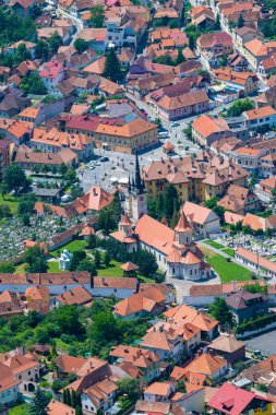 Brasov yerleşim bölgesinde kilise ve bir mezarlık ile