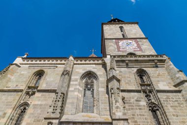 Güneşli yaz gününde Brasov siyah Kilisesi Brasov, Romanya