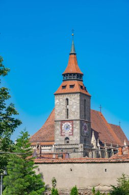 Güneşli yaz gününde Brasov siyah Kilisesi Brasov, Romanya