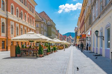 Brasov, Romanya - 19 Haziran 2018: Romanya 'nın Brasov kentindeki güzel cadde