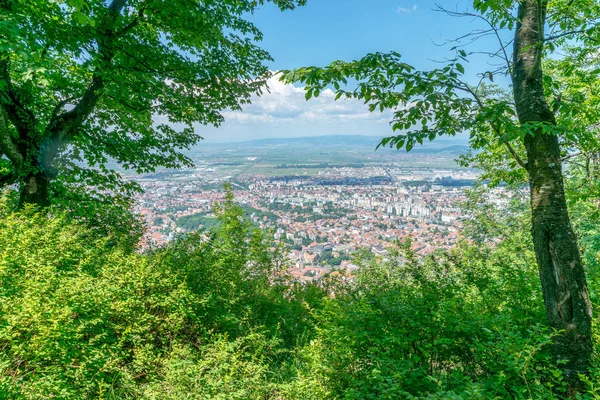 Overzicht van Brasov stad gezien vanaf Tampa berg, Brasov, Roemenië — Stockfoto