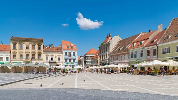 Plaza del Consejo de Brasov en un hermoso día soleado de verano en Brasov, Rumania — Foto de Stock