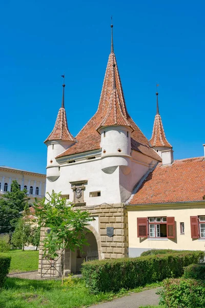 Catherine 's Gate en Brasov en un soleado día de verano en Brasov, Rumania — Foto de Stock