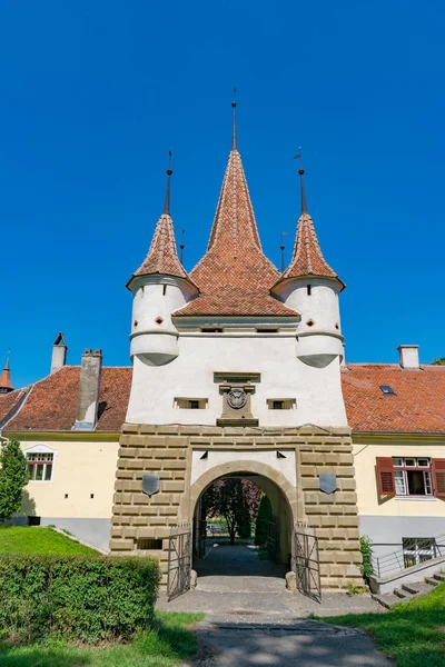 Catherine 's Gate en Brasov en un soleado día de verano en Brasov, Rumania — Foto de Stock