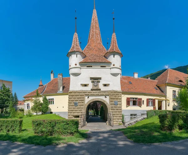 Porta di Caterina a Brasov in una soleggiata giornata estiva a Brasov, Romania — Foto Stock