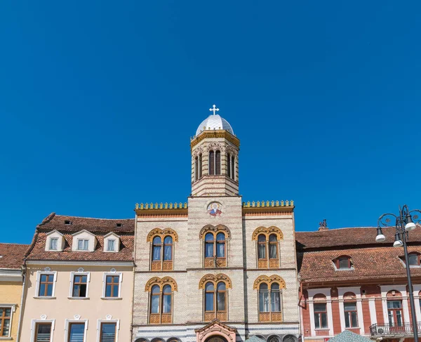 Belo edifício da igreja na praça principal em Brasov, Romênia — Fotografia de Stock