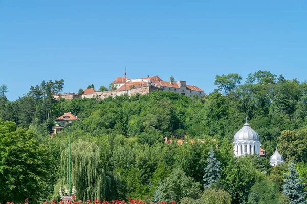 Брашов фортеця переглядали від історичного центру міста Брашов, Румунія — стокове фото