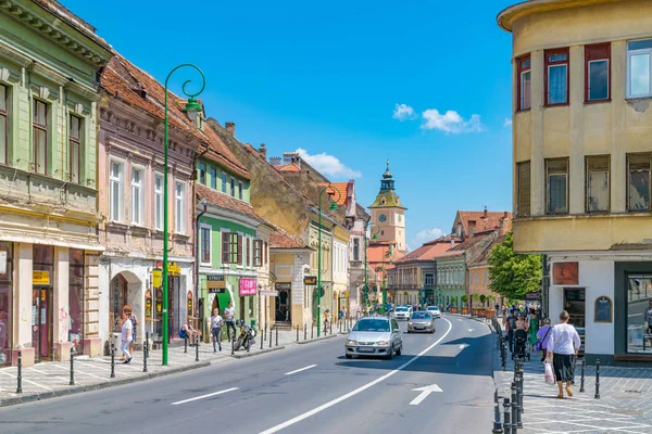 BRASOV, ROMANIA - 19 JUNIO 2018: Hermosa calle en Brasov, Rumania — Foto de Stock