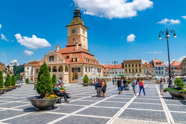 BRASOV, ROMANIA - 19 JUNIO 2018: Casa del Consejo en la plaza principal de Brasov, Rumania — Foto de Stock