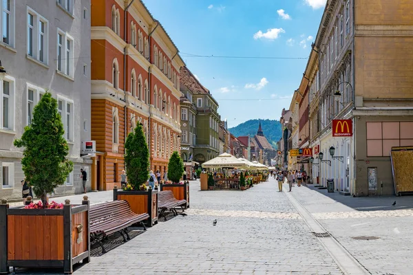 Brasov, Roemenië - 19 juni 2018: Prachtige straat in Brasov, Roemenië — Stockfoto