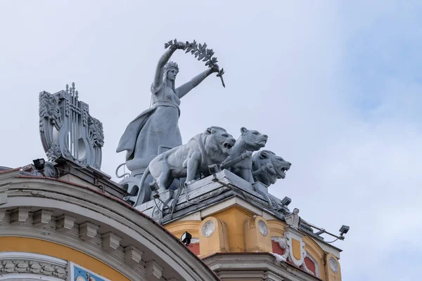 A szobor tetején a Nemzeti Színház, Kolozsvár (Cluj-Napoca), Románia — Stock Fotó
