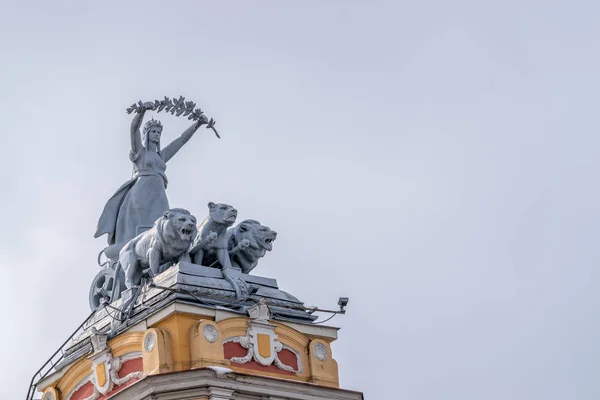 Esculturas no topo do Teatro Nacional de Cluj-Napoca, Roménia — Fotografia de Stock