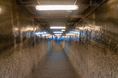 Salina Turda, Romanya - 4 Ağustos 2018: Salina Turda tuz benim trek olan 25 gizli mücevherler dünya çapında arasında Romanya'da tünel