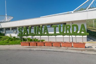 Salina Turda, Romanya - 4 Ağustos 2018: Salina Turda girişinde tuz madeni Romanya'da trek olan 25 gizli mücevherler dünya çapında arasında yer