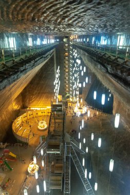 Salina Turda, Romanya - 4 Ağustos 2018: Ana salona, Rudolf Salina Turda benimki Romanya, trek olan 25 gizli mücevherler dünya çapında arasında yer benim, tuz