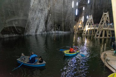 Salina Turda, Romanya - 4 Ağustos 2018: Yeraltı Gölü ve Ufo şeklindeki yapıların Turda, benim Romanya'da trek olan 25 gizli mücevherler dünya çapında arasında yer tuz