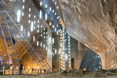 Salina Turda, Romanya - 4 Ağustos 2018: Ana salona, Rudolf Salina Turda benimki Romanya, trek olan 25 gizli mücevherler dünya çapında arasında yer benim, tuz