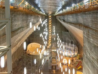 Salina Turda, Romanya - 4 Ağustos 2018: Rudolf mayın panoramik Asansör turist bütün bir bakış sunuyor benim Turda tuz benim, Romanya