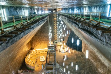 Salina Turda, Romanya - 4 Ağustos 2018: Ana salona, Rudolf Salina Turda benimki Romanya, trek olan 25 gizli mücevherler dünya çapında arasında yer benim, tuz