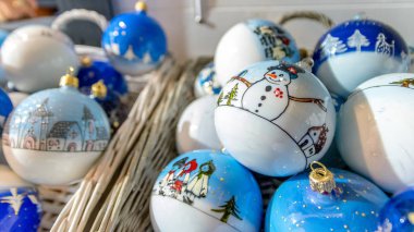 Kaloşvar, Romanya-23 Kasım 2018: Noel ağacı el yapımı topları vasıl belgili tanımlık Noel çarşı içinde Unirii Square, Transilvanya, Romanya