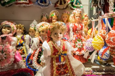 Kaloşvar, Romanya-23 Kasım 2018: Geleneksel bebek belgili tanımlık Noel çarşı içinde Unirii Square, Transilvanya, Romanya