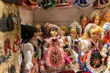 Kaloşvar, Romanya-23 Kasım 2018: Geleneksel bebek belgili tanımlık Noel çarşı içinde Unirii Square, Transilvanya, Romanya
