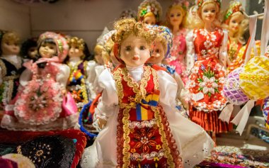 Kaloşvar, Romanya-23 Kasım 2018: Geleneksel bebek belgili tanımlık Noel çarşı içinde Unirii Square, Transilvanya, Romanya