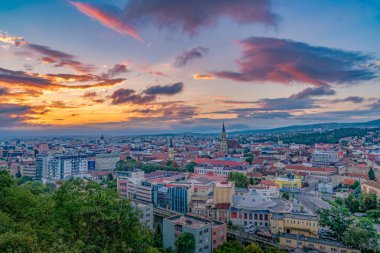 Kaloşvar'Cetatuia Tepesi'nden gündoğumu, Cluj şehir Özeti,