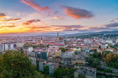 Kaloşvar'Cetatuia Tepesi'nden gündoğumu, Cluj şehir Özeti,