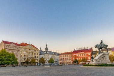 Cluj-Napoca şehir merkezi. Unirii Meydanı'na bir güzel, açık gökyüzü gün gündoğumu, Josika Sarayı, Rhedey Sarayı ve New York otel görüntülemek.