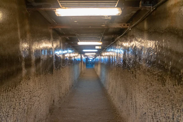 SALINA TURDA, RUMANIA - 4 DE AGOSTO DE 2018: Túnel en la mina de sal Salina Turda en Rumania, clasificado entre las 25 joyas ocultas en todo el mundo que valen la pena la caminata —  Fotos de Stock